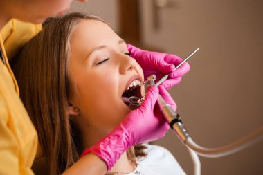 Dişçideki güzel sarışın kadınlar, diş bakımı.