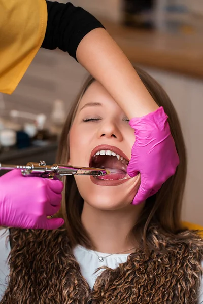 Młoda blondynka u dentysty, opieka dentystyczna — Zdjęcie stockowe