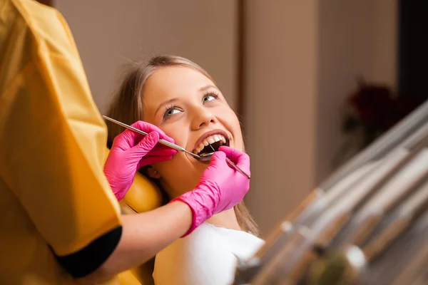 Schöne junge blonde Frauen beim Zahnarzt, Zahnpflege — Stockfoto