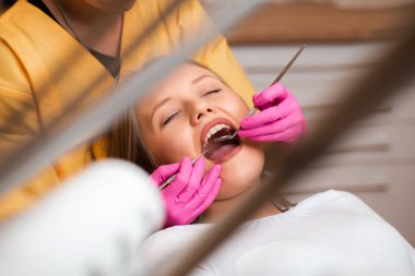 Dişçideki güzel sarışın kadınlar, diş bakımı.