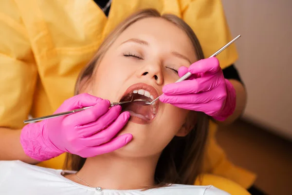 Piękna młoda blondynka u dentysty, opieka stomatologiczna — Zdjęcie stockowe