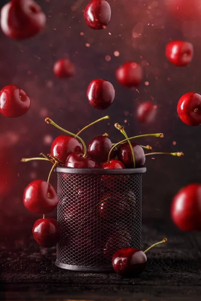 Composición Cerezas Levitadas Fondo Oscuro Elemento Diseño Bayas Frescas Jugosas — Foto de Stock