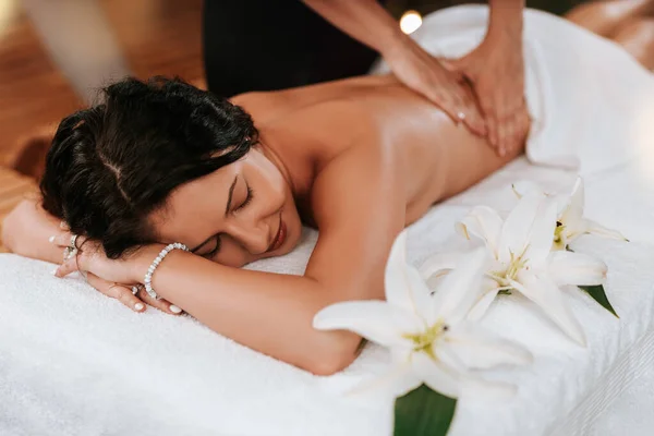 Conceito Tratamento Beleza Com Massagista Seu Paciente Massagista Fazendo Massagem — Fotografia de Stock