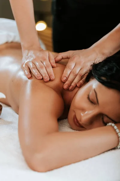 Conceito Tratamento Beleza Com Massagista Seu Paciente Massagista Fazendo Massagem — Fotografia de Stock