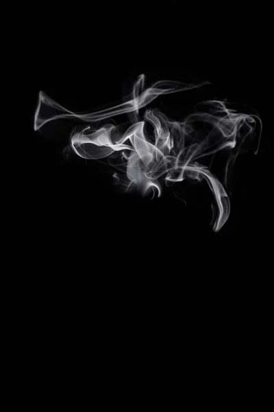 完全に黒の背景に白い蒸気や煙が渦巻く オーバーレイデザイン効果のための理想的な — ストック写真