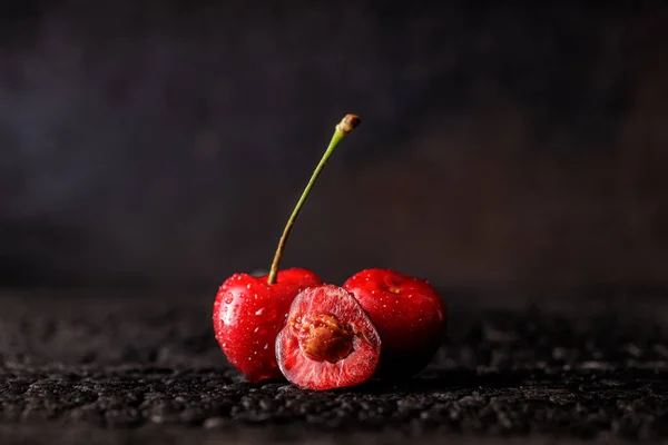 Grupo Cerezo Sobre Fondo Mesa Madera Oscura Bayas Cereza Frescas — Foto de Stock