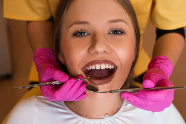 Linda Paciente Loira Dentista Dentes Das Mulheres Jovens Que Estão — Fotografia de Stock