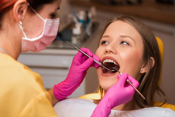 Belle Patiente Blonde Chez Dentiste Les Dents Des Jeunes Femmes — Photo