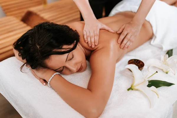 Schönheitsbehandlungskonzept Mit Masseur Und Patientin Masseur Bei Der Massage Des — Stockfoto