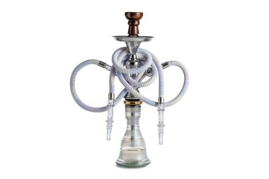 İzole edilmiş el yapımı nargile ya da temiz beyaz arka planda su borusu. Geleneksel shisha 'nın farklı parçaları.