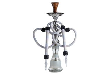 İzole edilmiş el yapımı nargile ya da temiz beyaz arka planda su borusu. Geleneksel shisha 'nın farklı parçaları.