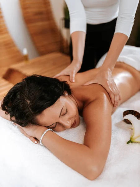 Conceito Tratamento Beleza Com Massagista Seu Paciente Massagista Fazendo Massagem — Fotografia de Stock