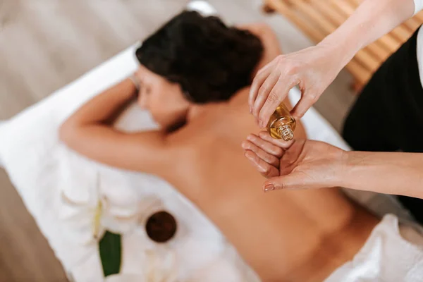 Massagista fazendo massagem no corpo bela jovem no salão de spa. Profissional masseur e clien conceito. — Fotografia de Stock