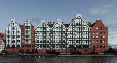 Polonya 'nın eski Gdansk kasabası ve güzel eski Polonya stili evleri olan motlawa nehri..