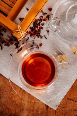 Kaya şekerli sıcak çay, termo cam çay fincanında servis edilen kuru çay yaprakları.
