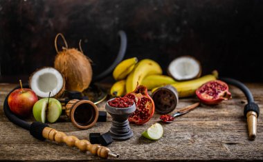 Arap taş nargile kafası nar aromalı tütünle dolu.