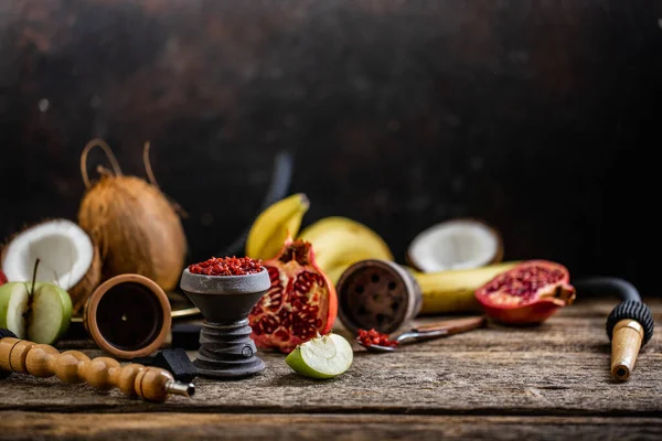 Arap taş nargile kafası nar aromalı tütünle dolu.