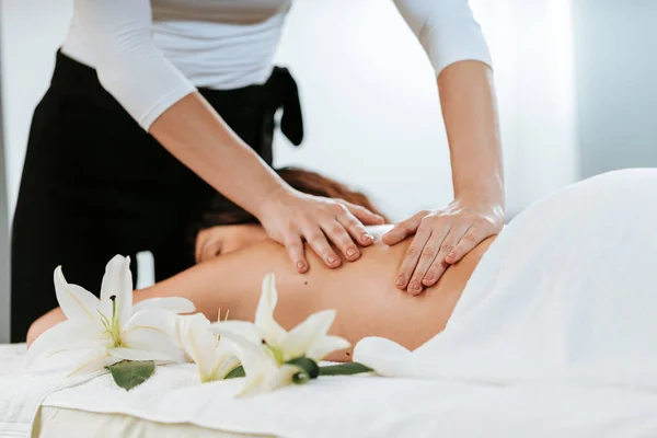 Conceito Tratamento Beleza Com Massagista Seu Paciente Massagista Fazendo Massagem — Fotografia de Stock