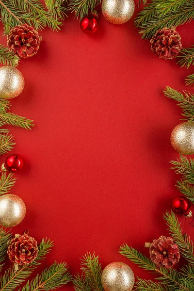 Weihnachtsdekoration Mit Tannenzweigen Und Zapfen Flachbild Foto Mit Copyspace Roter — Stockfoto