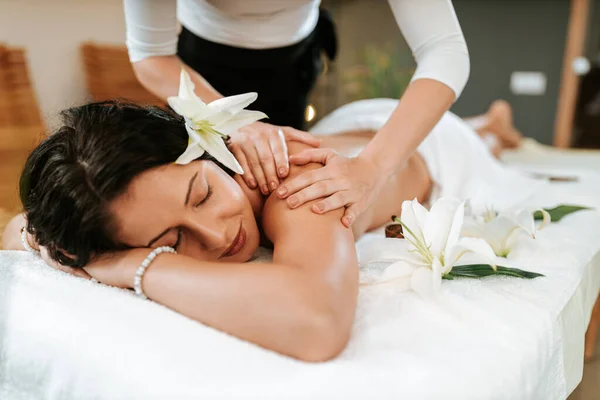 Conceito Tratamento Beleza Com Massagista Seu Paciente Massagista Fazendo Massagem — Fotografia de Stock