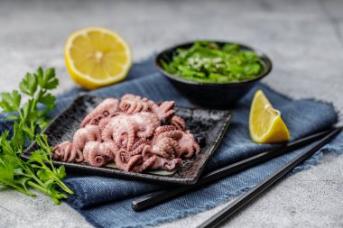 Geleneksel Asya yemekleri. Nefis haşlanmış ahtapot ve taze salata..