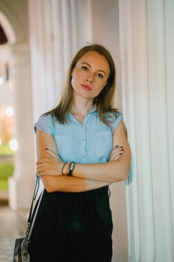 genç kadın portresi yapmak binanın içinde poz