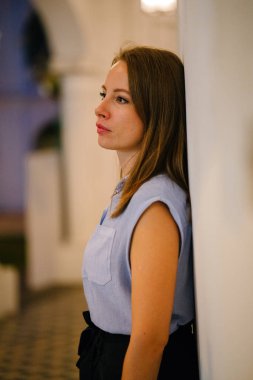 Şehirde poz kadın portre sarışın güzel gülümsüyor. 