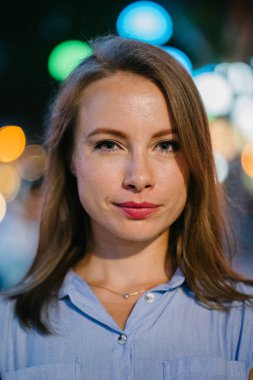 Şehirde poz beyaz beyaz bir kadın portresi. O profesyonel ofis kıyafet ve gülümseyen giymiş 