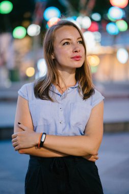 Şehirde poz beyaz beyaz bir kadın portresi. O profesyonel ofis kıyafet ve gülümseyen giymiş 