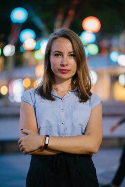 Şehirde poz kadın portre sarışın güzel gülümsüyor. 