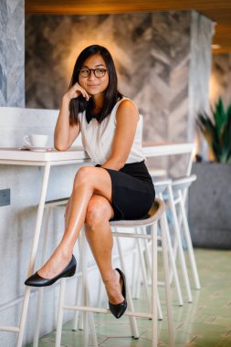 İş portre kafede kahve poz ile Genç, çekici, atletik ve şirin bir Çinli Asyalı kadın için