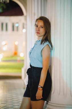 genç kadın portresi yapmak binanın içinde poz