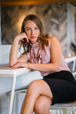 kafede başarılı genç beyaz iş kadını