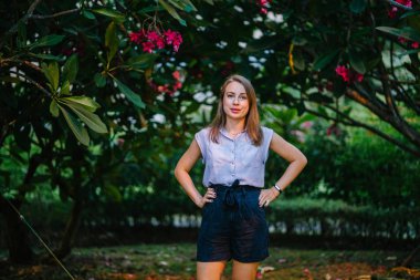 Parkta poz kadın portre sarışın güzel gülümsüyor