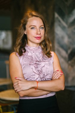 kafede başarılı genç beyaz iş kadını