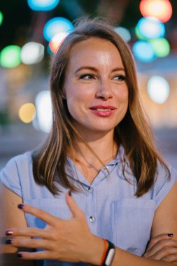 Şehirde poz beyaz beyaz bir kadın portresi. O profesyonel ofis kıyafet ve gülümseyen giymiş 