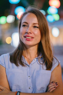 Şehirde poz beyaz beyaz bir kadın portresi. O profesyonel ofis kıyafet ve gülümseyen giymiş 