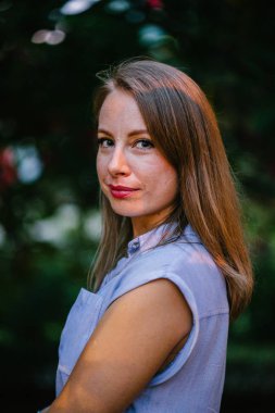 Parkta poz kadın portre sarışın güzel gülümsüyor