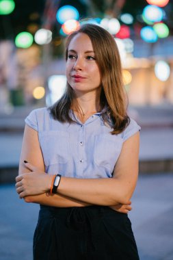 Şehirde poz beyaz beyaz bir kadın portresi. O profesyonel ofis kıyafet ve gülümseyen giymiş 