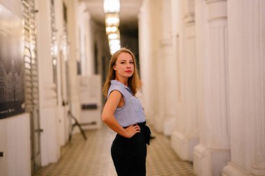 genç kadın portresi yapmak binanın içinde poz