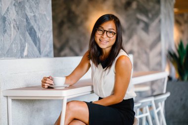 İş portre kafede kahve poz ile Genç, çekici, atletik ve şirin bir Çinli Asyalı kadın için