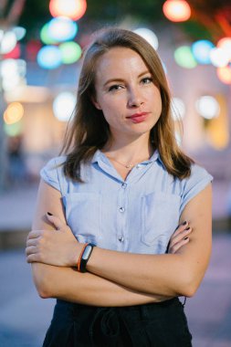 Şehirde poz beyaz beyaz bir kadın portresi. O profesyonel ofis kıyafet ve gülümseyen giymiş 