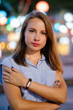 Şehirde poz beyaz beyaz bir kadın portresi. O profesyonel ofis kıyafet ve gülümseyen giymiş 