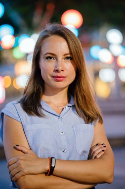 Şehirde poz beyaz beyaz bir kadın portresi. O profesyonel ofis kıyafet ve gülümseyen giymiş 