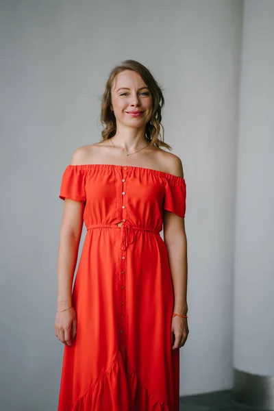 Retrato Una Joven Atractiva Mujer Europea Vestido Verano Naranja Posando — Foto de Stock