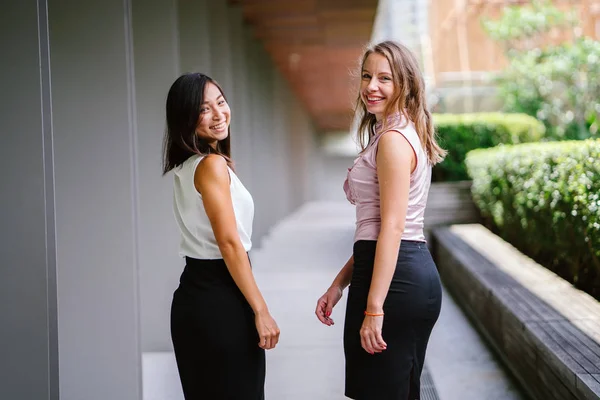 Deux Jeunes Femmes Affaires Dans Rue — Photo