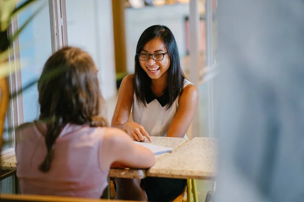 Dua Orang Rekan Kerja Wanita Mengadakan Diskusi Bisnis Kantor Siang — Stok Foto