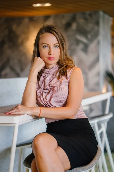 Успешная Молодая Кавказская Предпринимательница Кафе — стоковое фото