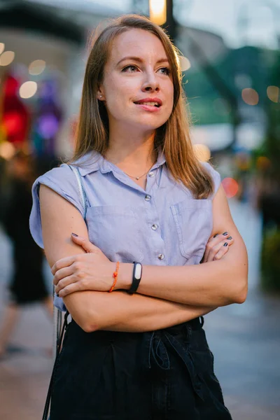 Portret Van Een Witte Kaukasische Vrouw Poseren Stad Zij Professioneel — Stockfoto