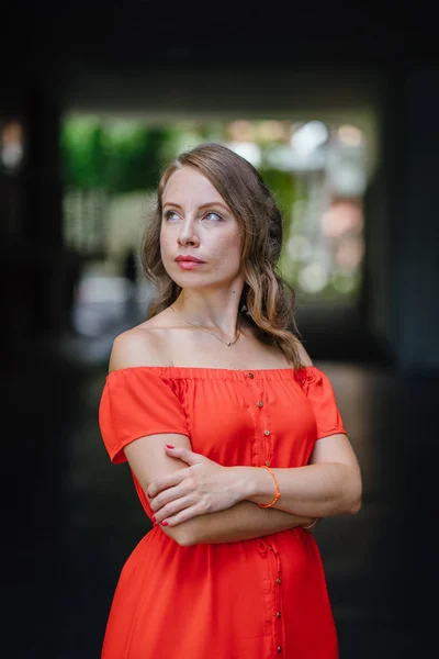 Portret Van Een Jonge Aantrekkelijke Vrouw Van Het Kaukasische Wandelen — Stockfoto